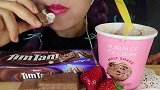 美女试吃巧克力威化饼、鲜果草莓冰淇淋