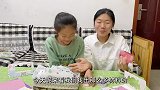妙萱用水晶泥做本子，虽然粘反孔也打歪了，但自己设计的成就满满