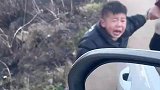父母外出打工与孩子分别，孩子边哭边追
