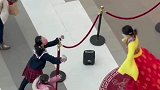 沉浸式互动，看来这姑娘入戏了
