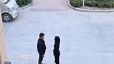好不容易找个借口分手了，咋还帮倒忙呢