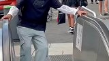 这小美女心肠太好，看残疾人不敢坐电梯，毫不犹豫搭手
