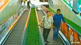女子抱着女儿瘫在电梯上哀嚎，回看监控，才知当时她有多痛
