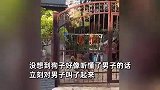 狗偷吃香肠被路人告状，主人狂踹两脚并对路人竖起大拇指，狗子反应亮了