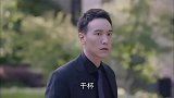 美女在天台屋檐喝酒，这举动可吓坏大哥了