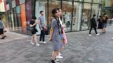 扎着长长辫子的复古女孩，扭头一笑的样子心都要化了
