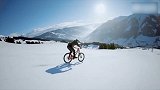 玩的就是高难度！在雪地上骑自行车果然是飞一样的感觉