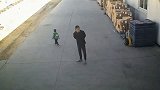 没有一点点防备，也没有一丝顾虑