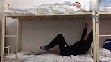 男生宿舍恶搞，我就想知道，睡在上面的那位兄弟还好吗？