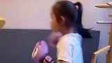 7岁小女孩综合格斗训练，拳如疾风腿如箭
