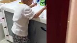 孩子在水池洗巧克力，妈妈问你这是怎么了