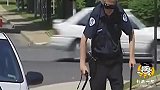 国外恶搞：车主街头遇到白发警察，手上挥着电棒让车主停车检查！