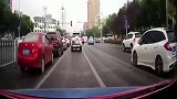 丰田霸道也不霸道，无奈实线变道，全责跑不了！