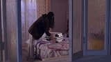 爸爸快长大：小伙独自喝着闷酒，美女收拾行李要离开