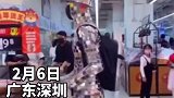 该男子称自己是用亚克力材料制作的特殊服装，在超市扮演成机器人进行行为艺术的表演。这也太酷了吧