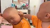 双胞胎弟弟这样欺负哥哥，亲妈都看不下去了，看完不许笑！