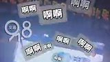 球迷在广厦主场看着大屏幕庆祝球队夺冠