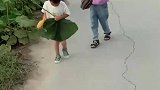 小美女是把弟弟的裤子拿来装玉米了