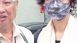 洪金宝一生经典作品无数，暴瘦恢复后与老婆同框出席片场继续拍戏