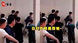 太搞笑！周深错位图像穿了条裙子，路人镜头下身高似小学生