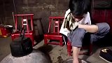 孝顺的无臂小伙，用双脚反哺病母