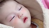 睡着的宝宝太逗啦，下一秒宝宝戏精上身反应，笑喷无数人
