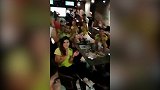 虽出局仍为球队骄傲 赛后哥伦比亚球迷酒吧内集体鼓掌