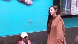 小熊帮清洁工人扫垃圾