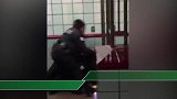 监控曝光：美国男子地铁内拒捕 警察接连开枪现场一片混乱