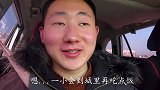 小伙和老洋进城，吃大碗“正宗羊汤烩面”，“脸盆大的碗”吃过瘾