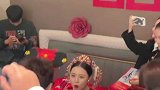接亲现场新娘和伴郎划拳，以一敌众难逢敌手