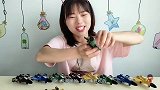 妹子拆箱吃“变色卷泡泡糖”吃多少剪多少，柔软香甜泡泡大