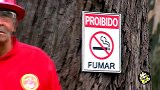 国外恶搞：禁烟区整治抽烟路人, 老头拿灭火器狂喷