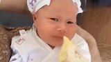妈妈喂小宝宝吃榴莲,接下来宝宝的表情好萌,太逗了！