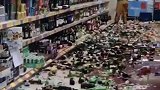 英国：一女子超市内一个接一个地摔酒瓶，砸碎数百瓶酒
