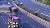 浙江金华：货车高速侧翻司机被困，路过司机们狂奔跨栏救援