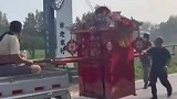 偶遇新式抬花轿，路程太远只抬一半