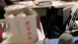 男生上课时，不断触摸同桌的大腿，这一切都被老师看在眼里