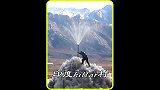 印度高原村庄水源短缺，高山融雪成冰雕储水，出村道路艰险异常