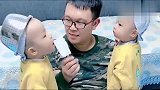 当双胞胎兄弟俩同时亲爸爸的时候，这俩兄弟说我们太难了