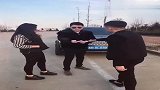 男子马路上被陌生男子套路，路虎免费送人，看完笑喷！