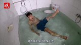 男孩堵住卫生间，放满水后开始在厕所潜水，那画面简直不敢看！