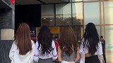 四个一起小姐姐跳舞，都是背影杀手，越看越让人着迷