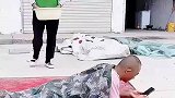 这是什么操作，怎么还穿着衣服就开始搓澡了