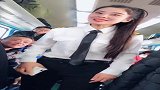 美女列车员车厢唱歌，简直可以嗨翻全场，反正我是爱上了！