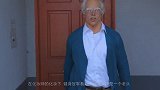 白发老人举起杠铃大秀实力，直接被肌肉男叫大哥