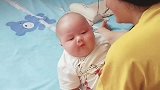 小宝宝一直在哭，还好妈妈把宝宝给抱起来了，小表情太萌了！