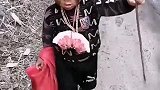 二哥为了混口肉吃容易吗？
