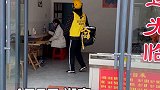 成年人的崩溃在一瞬间，外卖小哥突然倒地痛哭！