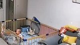 妈妈不在弟弟哭成泪人,小哥哥变身“小飞侠”跳进护栏